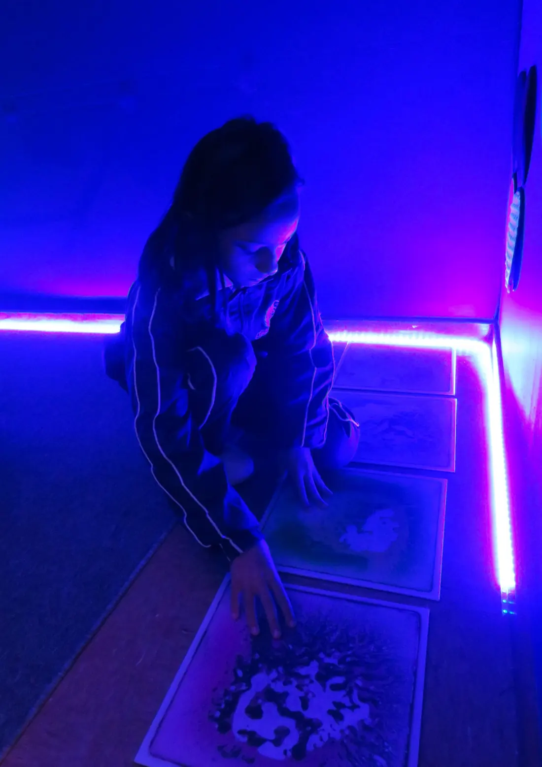 A pupil at the liquid floor tiles